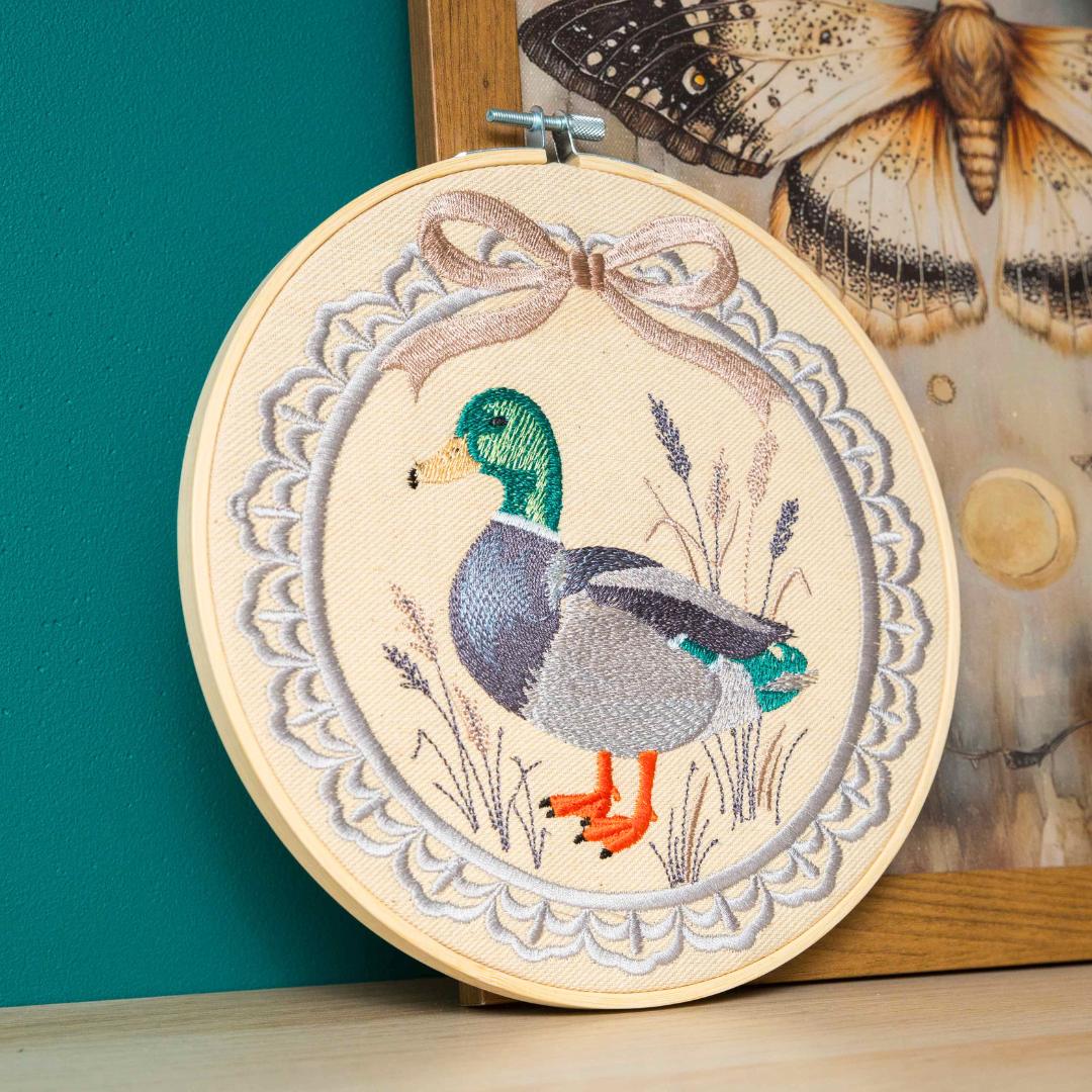 Kaczka w zaroślach – haft w tamborku 20 cm