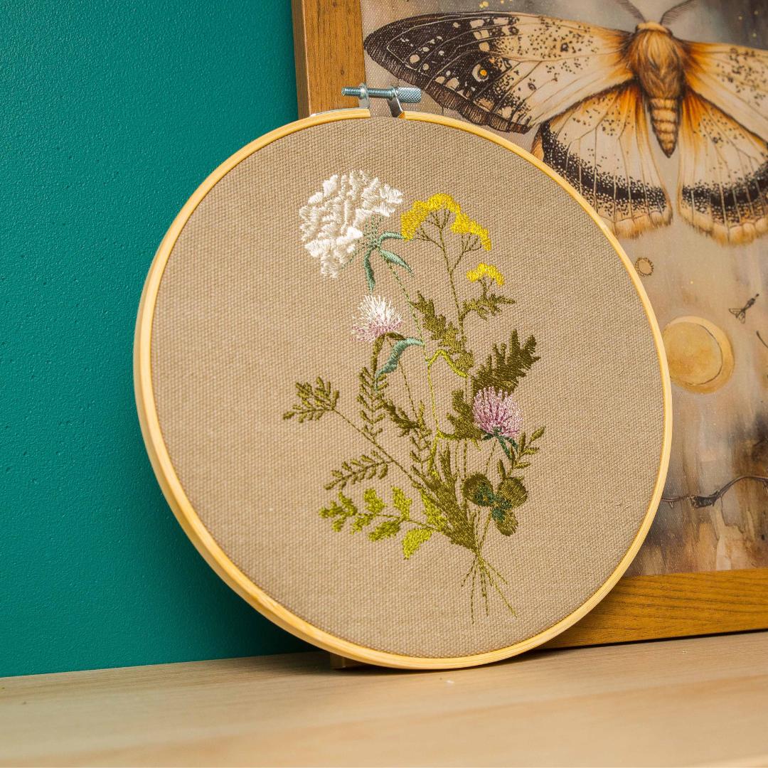 Polny bukiet Bella, beż, botaniczny haft w tamborku 20 cm