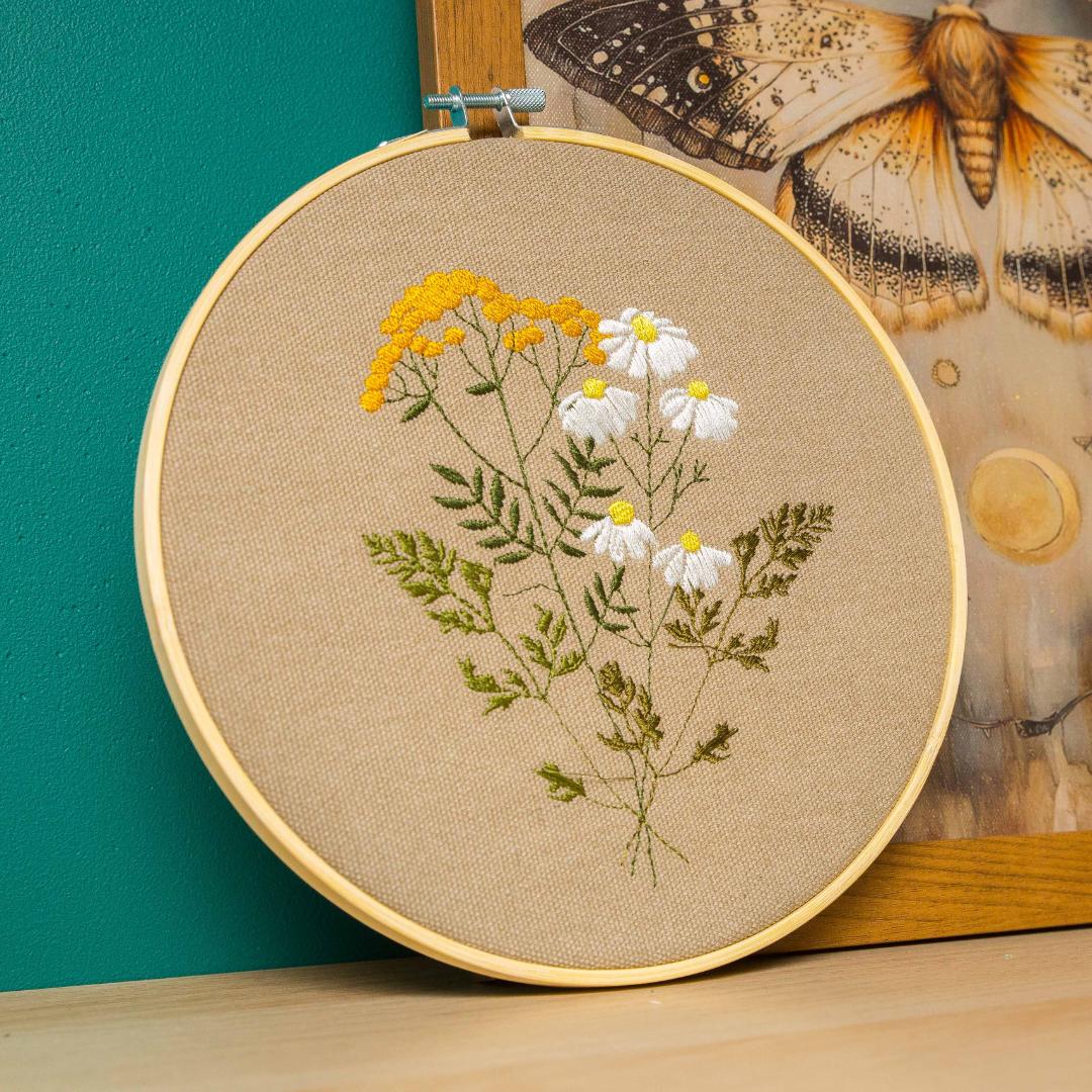 Wrotycz i rumianek, beż, botaniczny haft w tamborku 20 cm