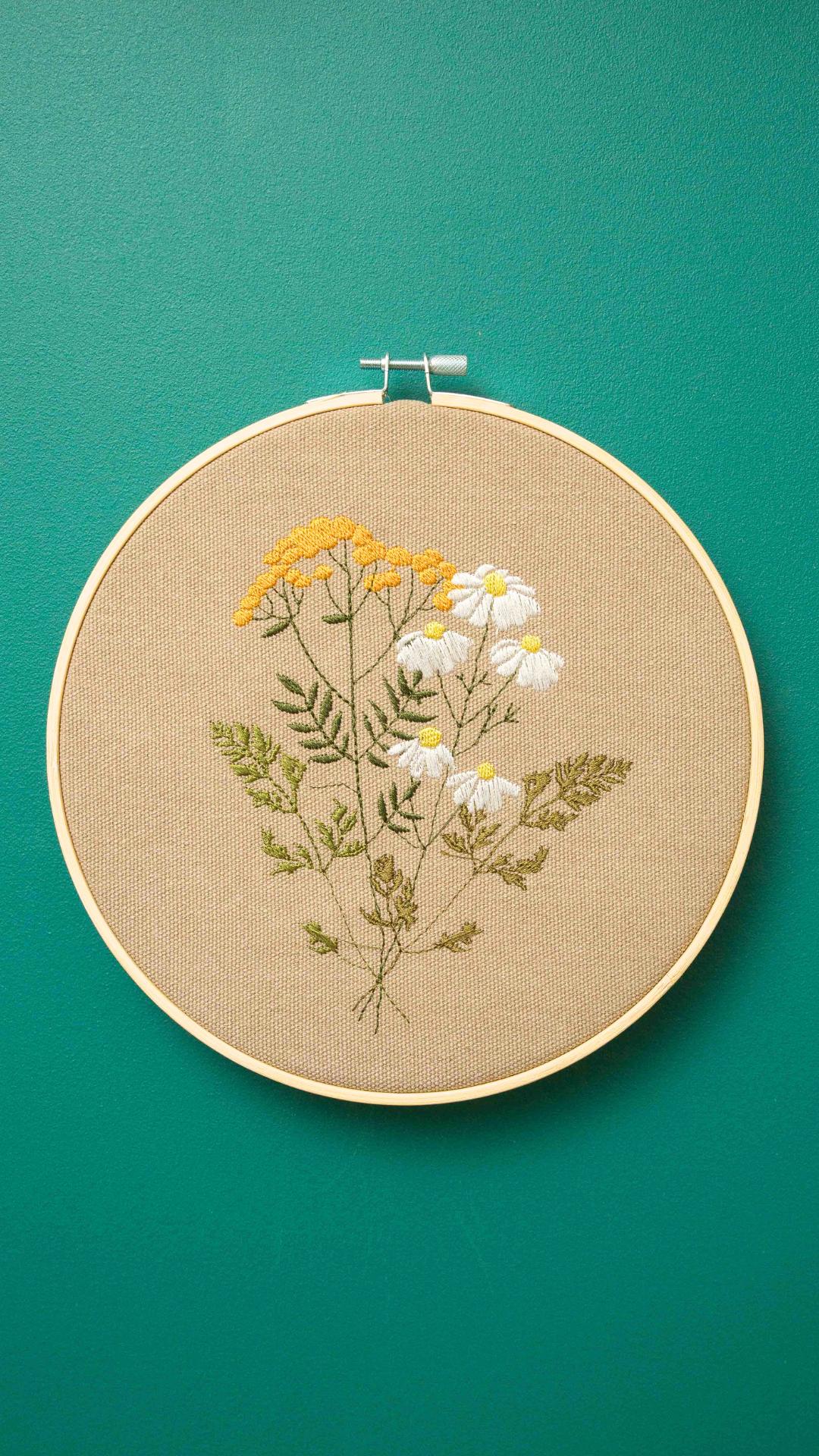 Wrotycz i rumianek, beż, botaniczny haft w tamborku 20 cm