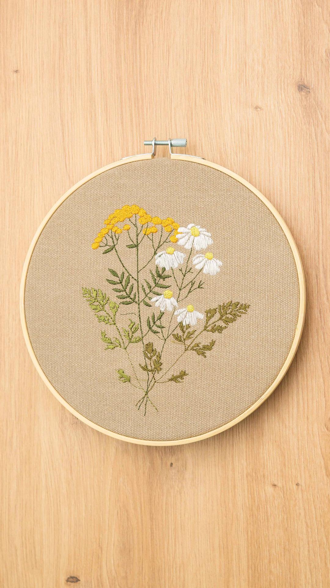 Wrotycz i rumianek, beż, botaniczny haft w tamborku 20 cm