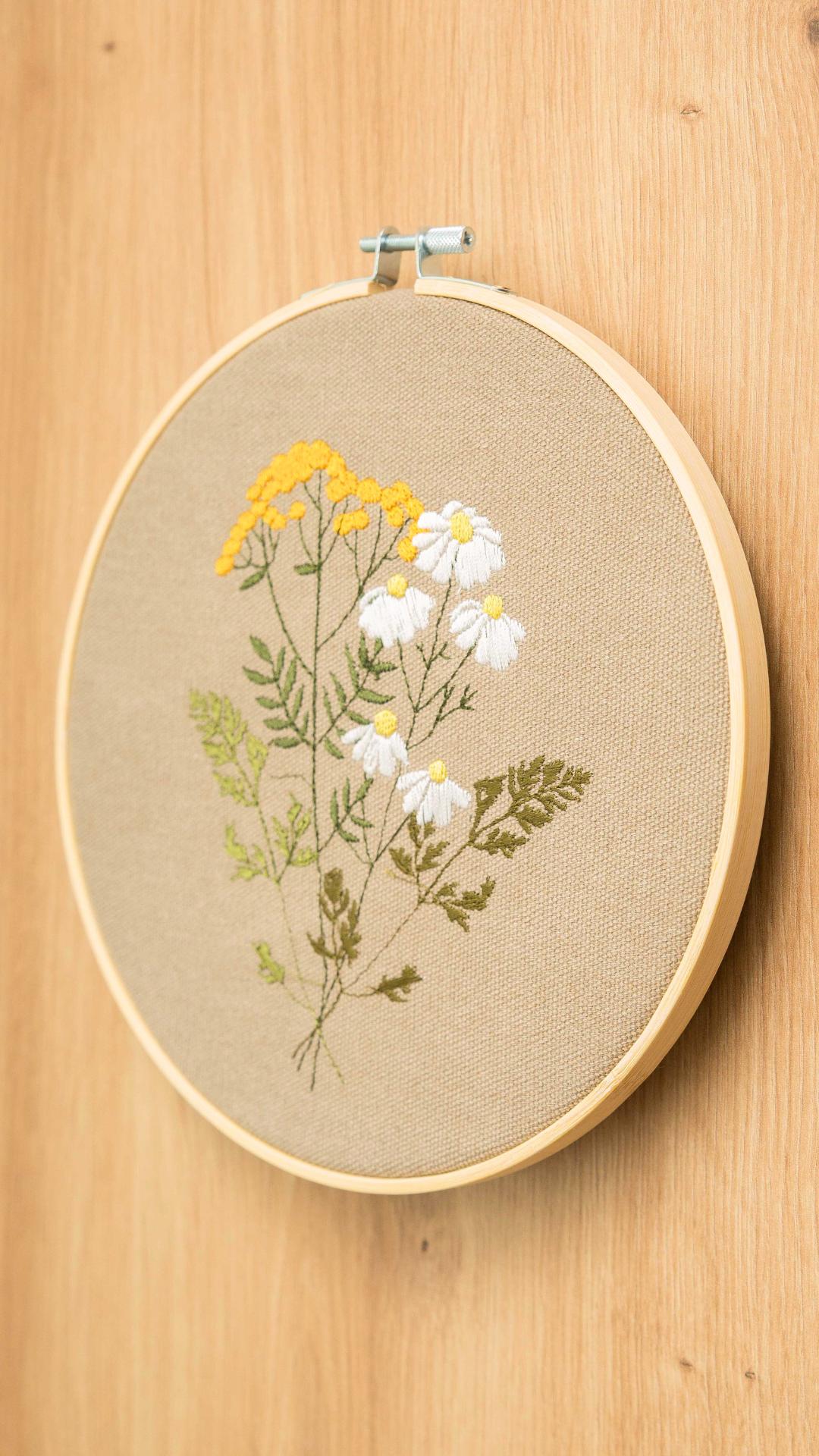 Wrotycz i rumianek, beż, botaniczny haft w tamborku 20 cm