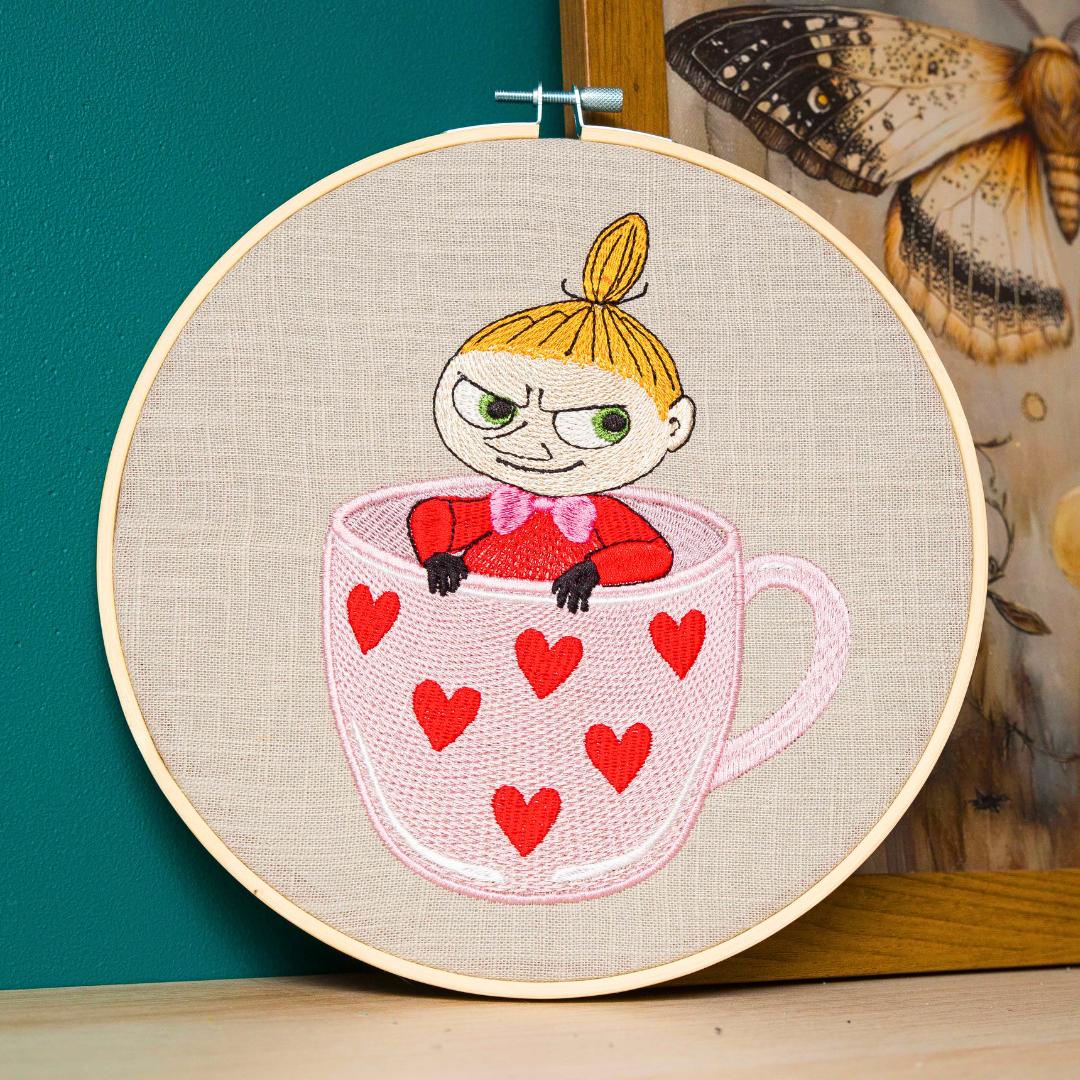 Mała Mi w filiżance, haft w tamborku 20 cm
