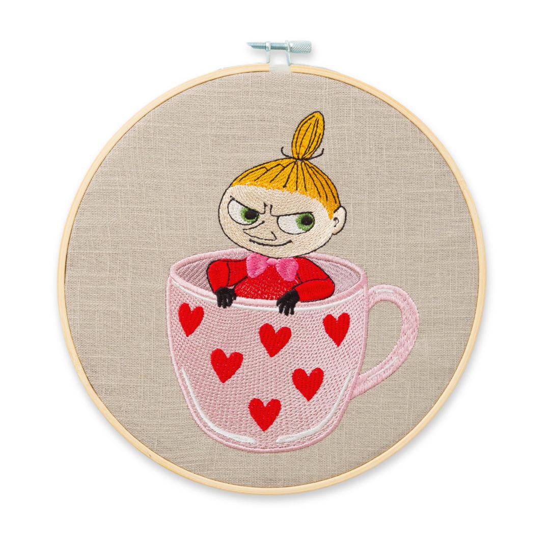 Mała Mi w filiżance, haft w tamborku 20 cm