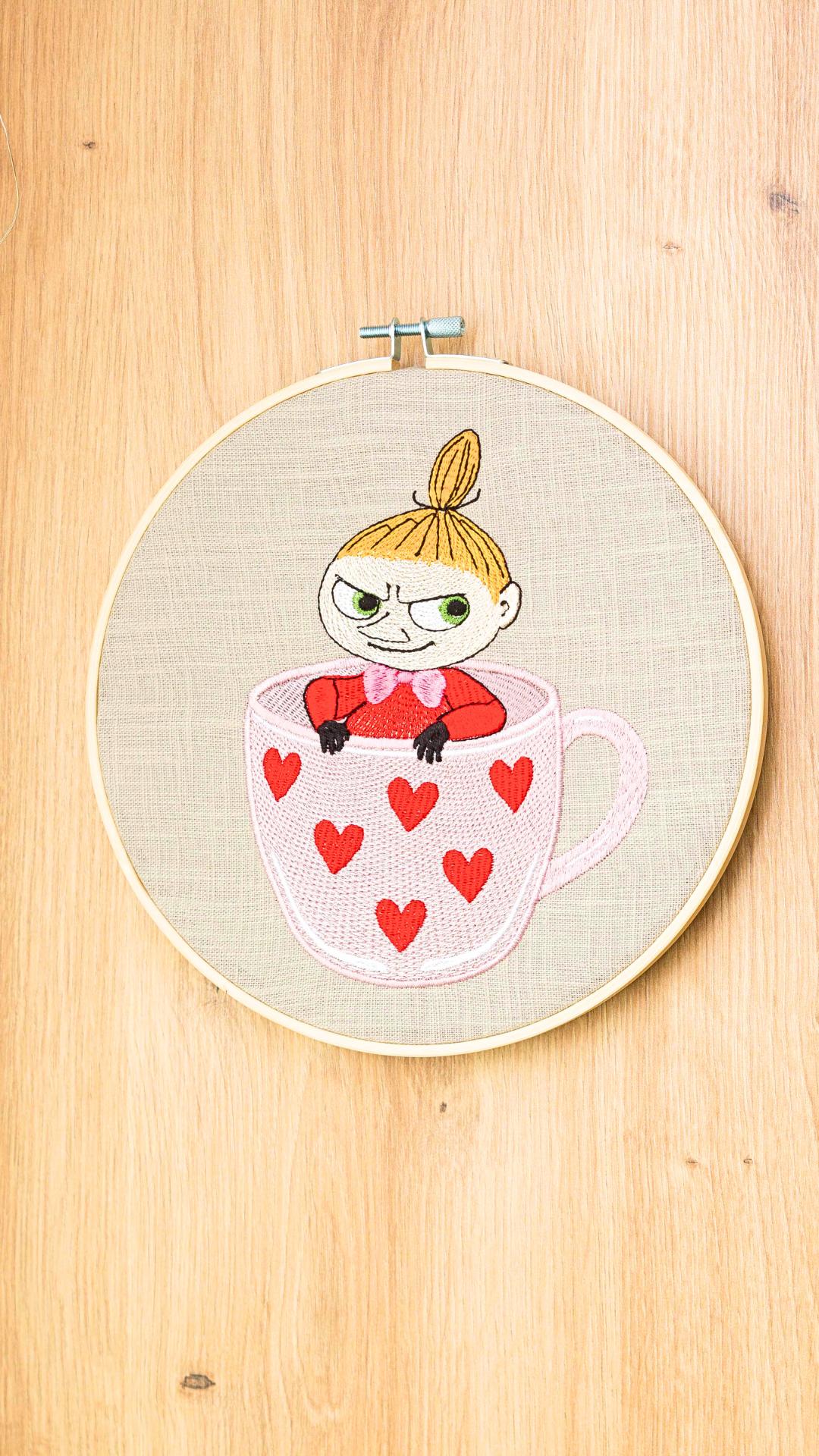 Mała Mi w filiżance, haft w tamborku 20 cm