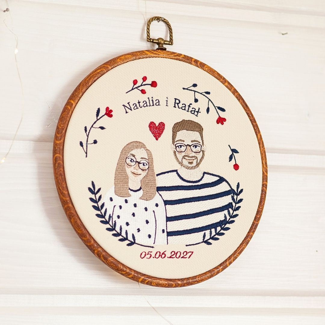 Personalizowana pamiątka ślubna/zaręczynowa, haft w oprawie o średnicy ok 20 cm